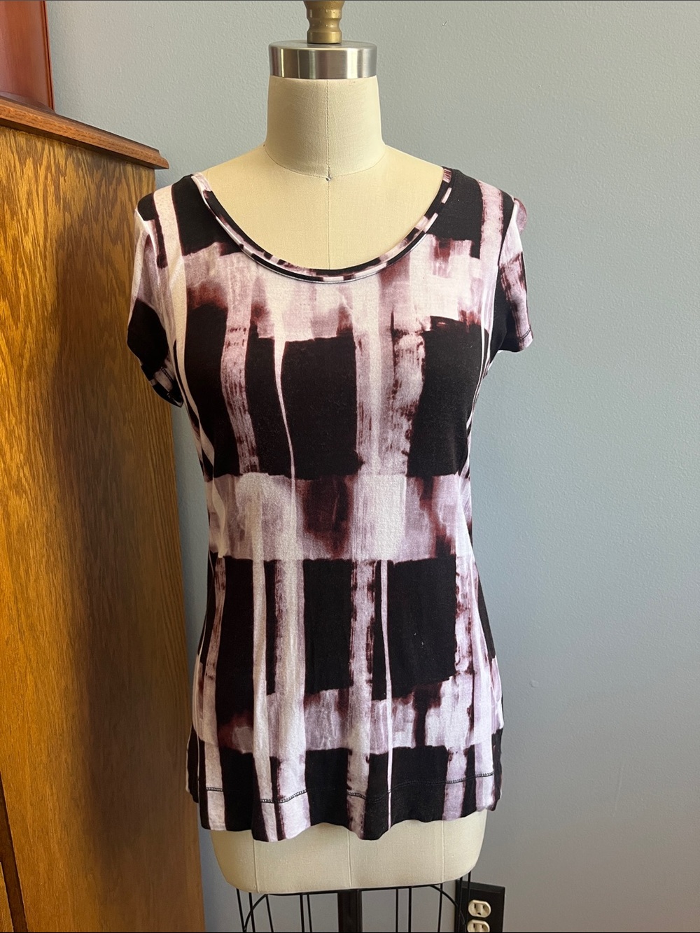 Simply Vera Vera Wang Black and Purple Abstract Grid Scoop Neck Tee